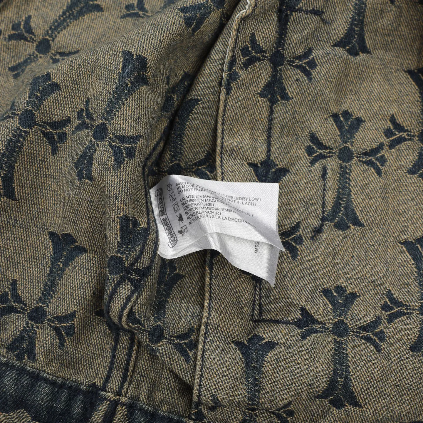 P260 Chrome Hearts heavy denim jacket with double-sided LOGO jacquard concealed print, the same model as the Internet celebrity star. The cross-printed denim jacket has a unique cross design element and full printing, which is full of design. It is made of 100% denim cotton fabric with heavy coarse yarn count, which ensures a stiff and tough silhouette while being soft, comfortable and breathable. The lapel is designed with silver buttons and is full of texture. The classic white cross logo is all over the dress, making it a perfect versatile style for spring and summer! Customized jacquard fabric, you can wear it in various styles. This gender-neutral shirt is a must-have for nightclubs. It can be worn as a jacket for both men and women. It can be easily worn by both men and women! The original loose version is made of high-quality pure cotton fabrics. The fabric pattern is high-definition and delicate without burrs. It is comfortable and breathable to wear. All the buttons are molded and customized. It is casual and fashionable and can be matched with any bottoms. It can be windproof and sunproof in spring and summer. It can be worn outside in autumn and winter! Easily concave shape makes you look slimmer and taller, perfect for both men and women!  Size: S–XL Color: blue